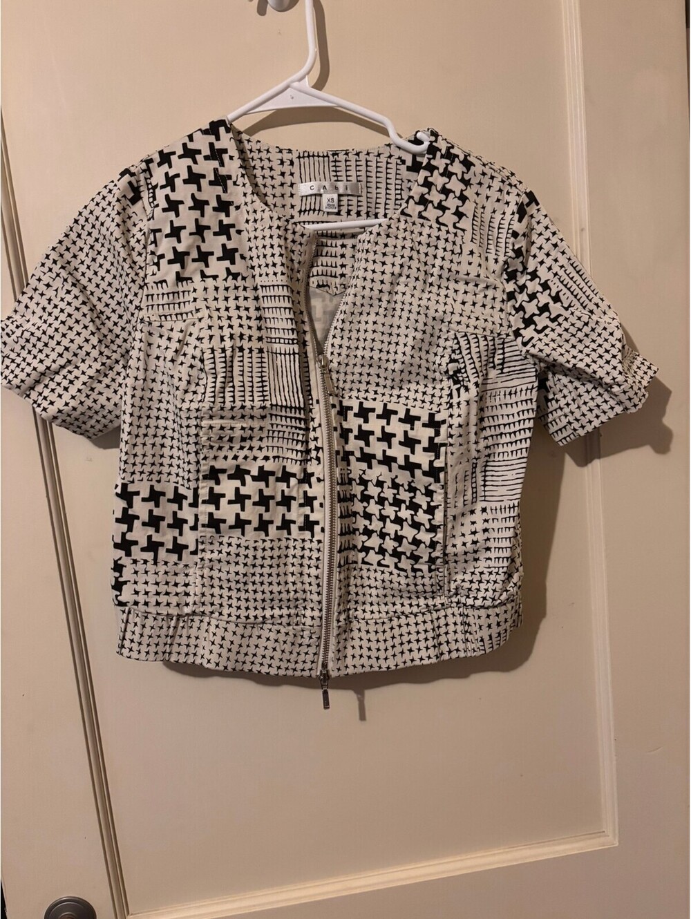 Black and white patterned short sleeve zip front blouse XS